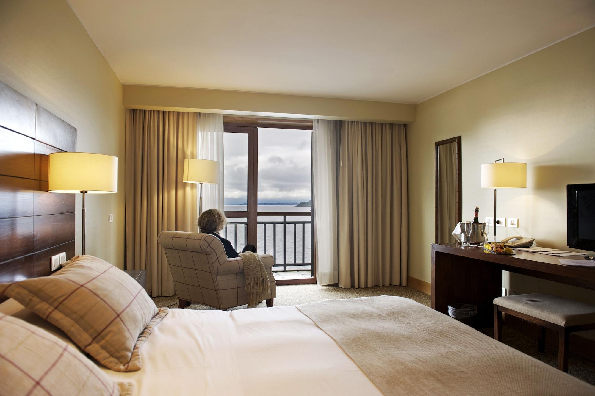Radisson Hotel Puerto Varas Exterior photo A room at the hotel