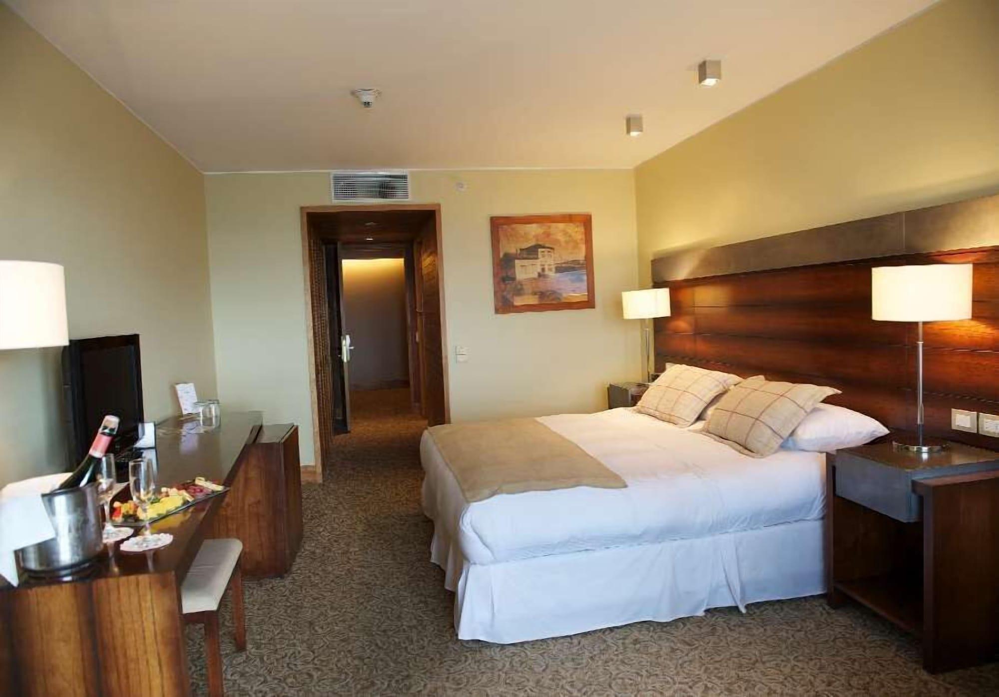 Radisson Hotel Puerto Varas Exterior photo A room at the hotel