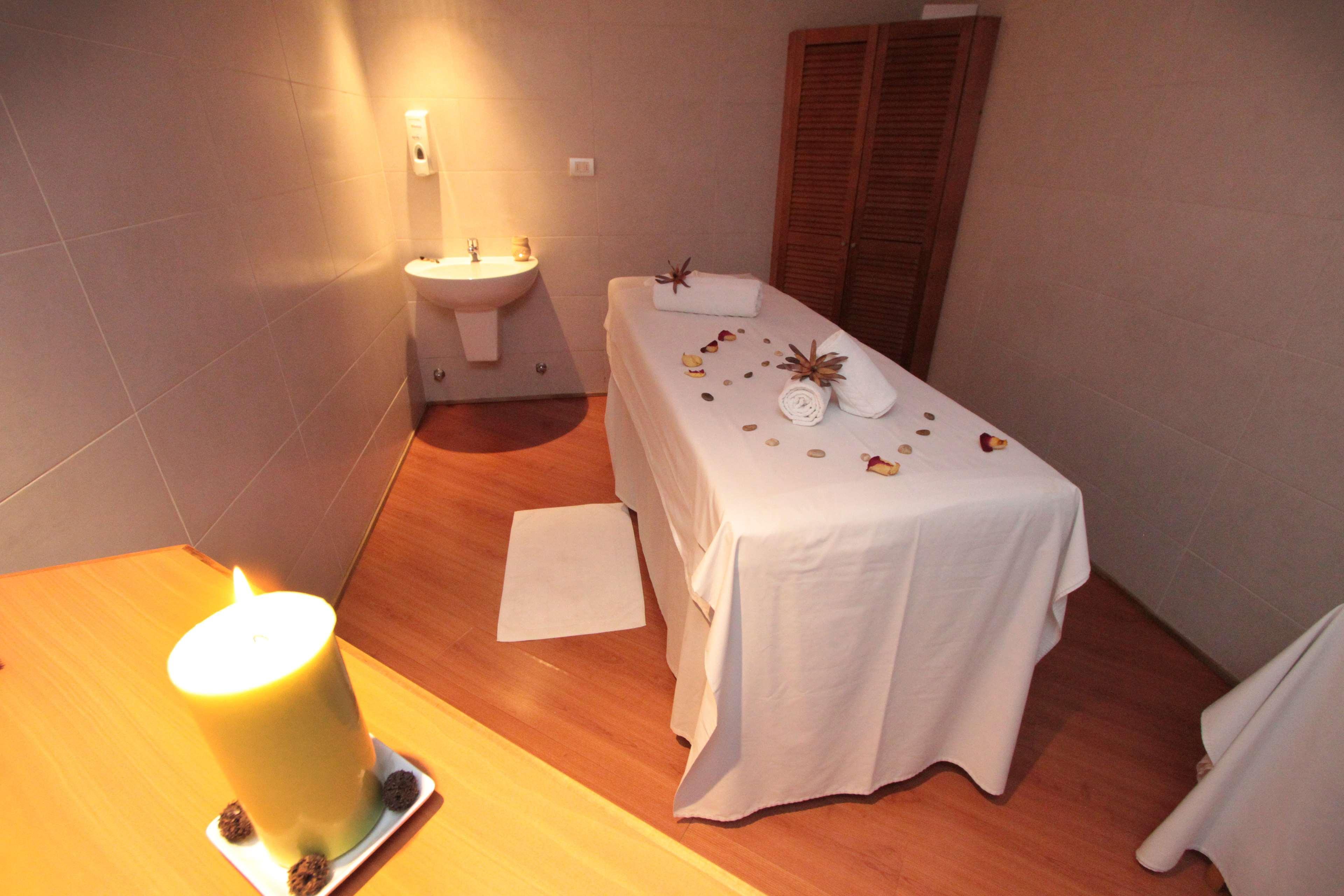 Radisson Hotel Puerto Varas Exterior photo A massage table