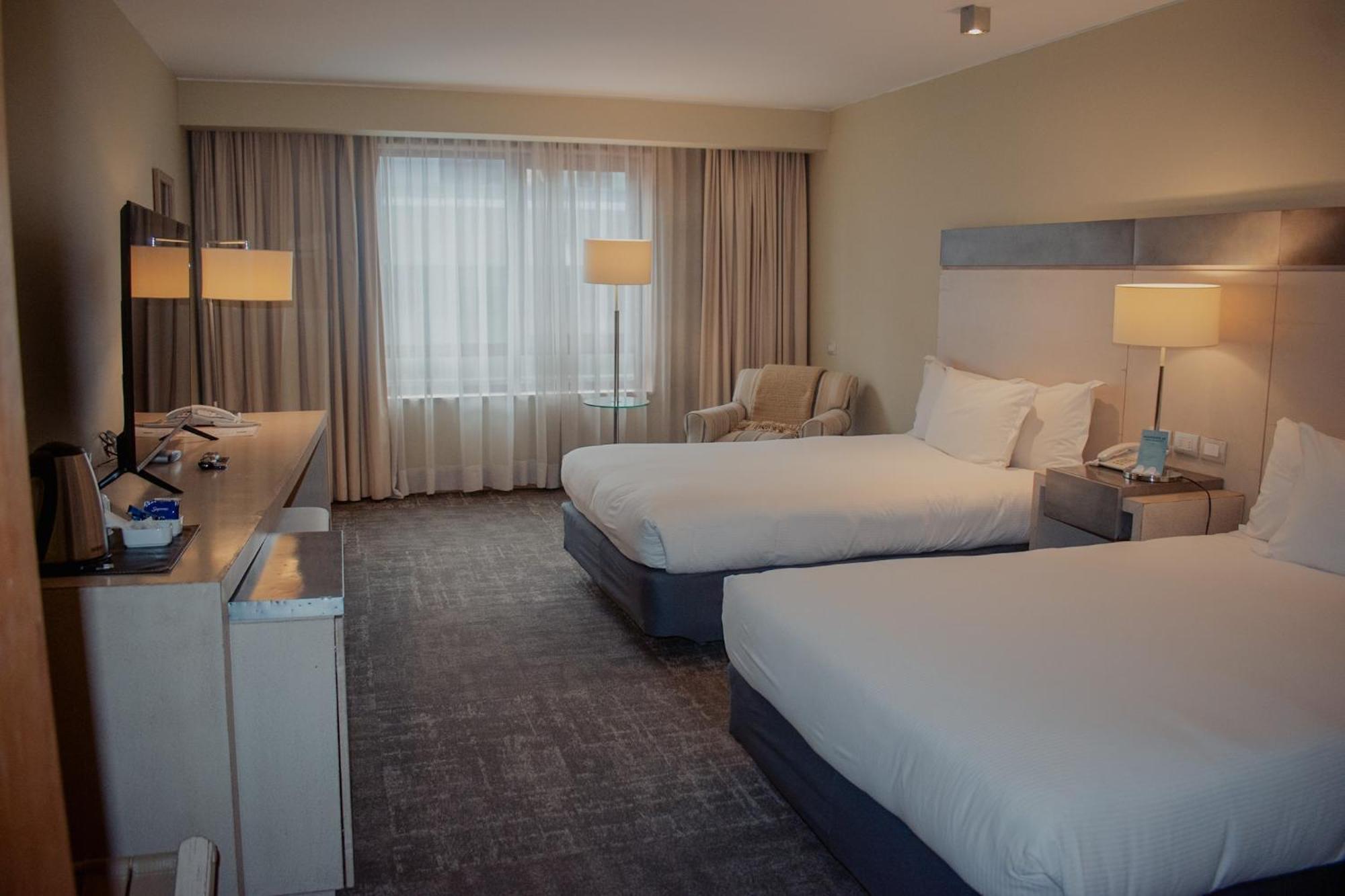 Radisson Hotel Puerto Varas Exterior photo A room at the Hilton London Heathrow