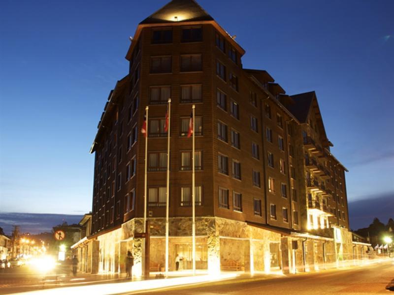 Radisson Hotel Puerto Varas Exterior photo The Hotel de l'Europe at night
